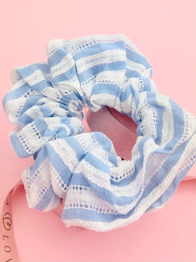 Gumka biało-niebieska scrunchie