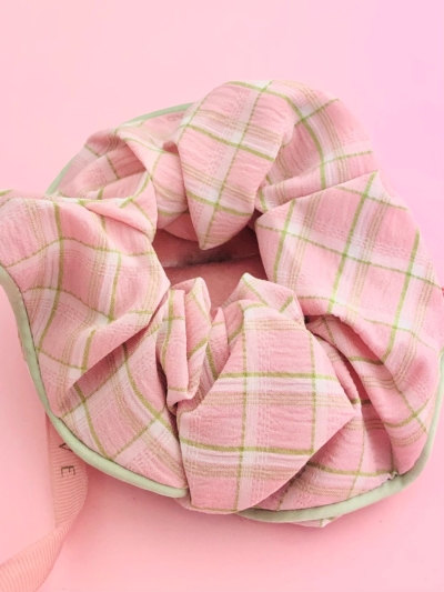 Gumka różowa w kratkę scrunchie