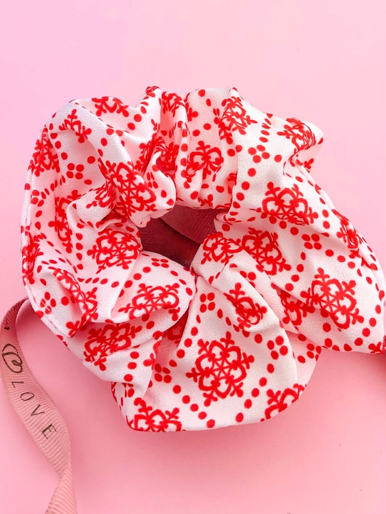 Gumka w śnieżynki scrunchie