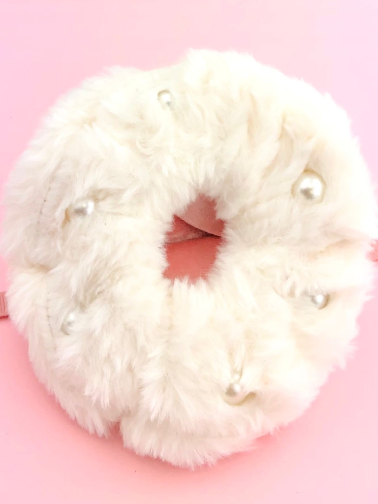 Gumka futerkowa z perełkami scrunchie