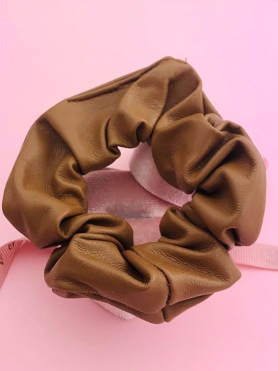 Gumka brązowa z ekoskóry scrunchie