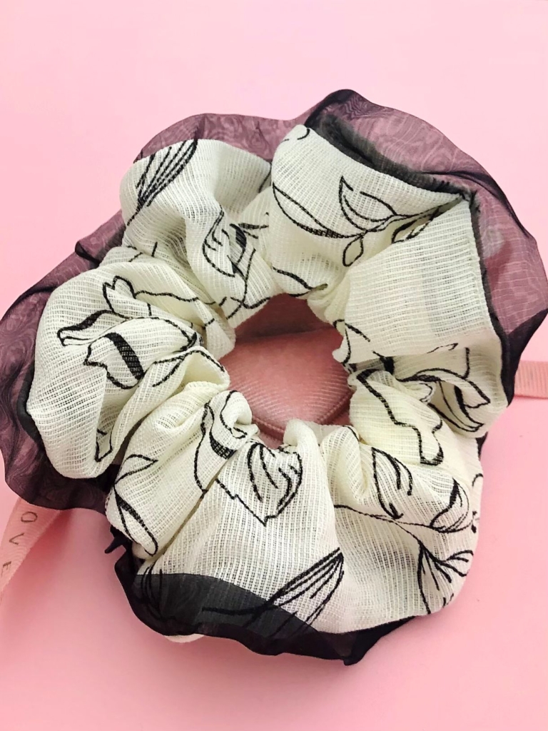 Gumka kremowa z kwiatkami scrunchie