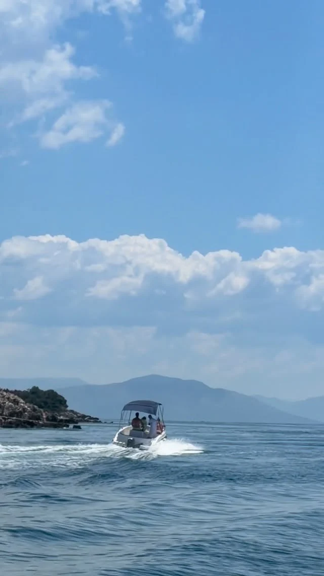 This is how we expect life to sound 🏝️ ✨
Erjon, thank you for being our skipper and showing us the most breathtaking soul of Albania 🥹

@erjon.uka31 
@biancoksamilislands 
@boatsbymurati 

#visitalbania #albania #coralovecamp #coralovecampalbania
